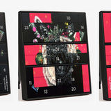 Adventskalender Coloryourlife in drei Zuständen: schwarze Skizze am 1. Dezember, halb gewendet am 8. Dezember, fertiges Acrylbild an Heiligabend